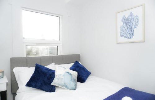 Luxury 3-Bedroom Home , with Free parking - Photo 25