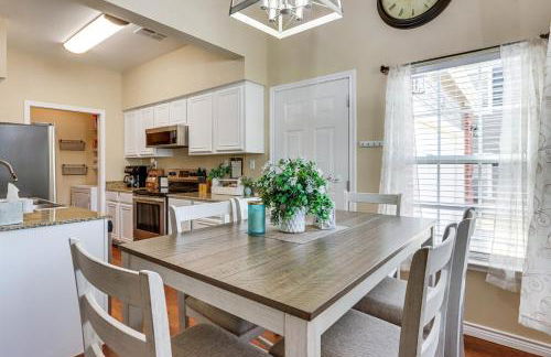 Pool and Lake Access Lovely Monkey Island Getaway - Foto 6