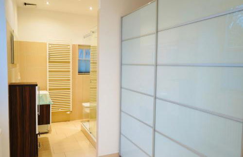 Wohnensemble mit 3 separaten Bereichen- 2 Küchen- 3 Badezimmer- 10 Personen- Garten- Parkplatz - Foto 18