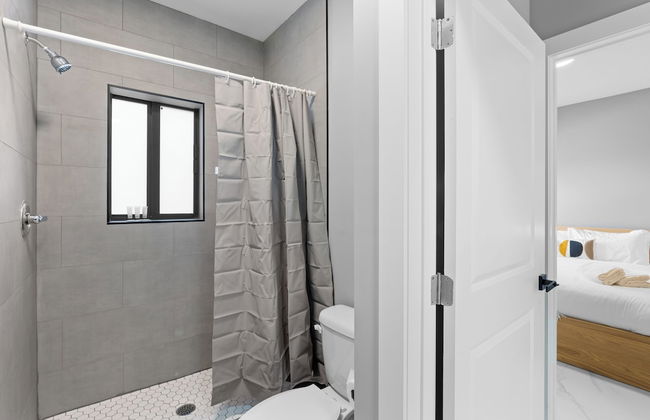 Modern 4-BR House with Free Parking - Photo 25