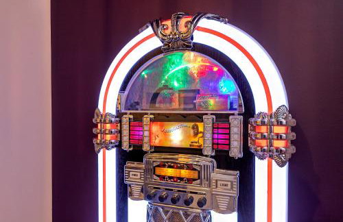 PRIME City Centre Location, THE JUKE BOX SUITE, Secure Gated FREE Parking Space, Unique STYLISH Apartment, AIR CONDITIONING & Two Bathrooms - Photo 2