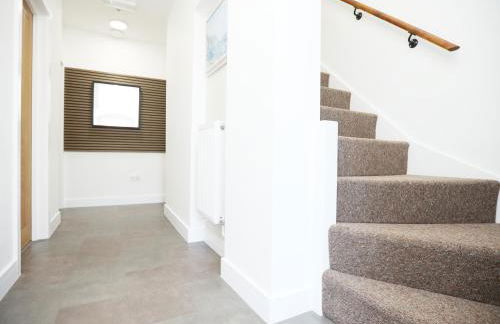 Gloucester Rd By N And N Stays, Newly Refurbed 6 Bed all ensuite house by N And N Stays Ltd, Perfect for contractors and Corporate stays, Close to YTL Arena Site, Pvt Parking for Vans and and work vehicles, Wifi - Foto 18