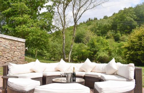 Perivale Lodge - Photo 3