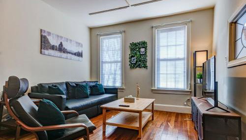 3BR Colonial House with Parking by CozySuites - Foto 2