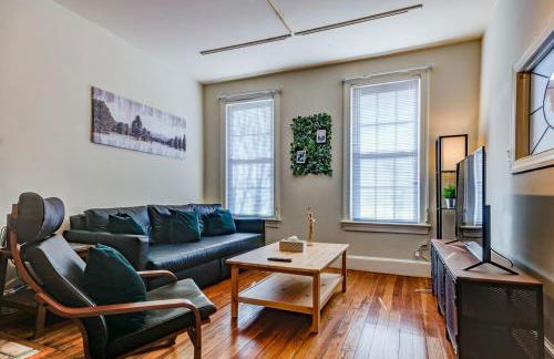 3BR Colonial House with Parking by CozySuites - Foto 2