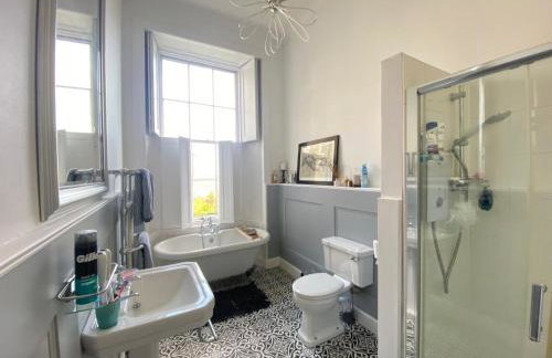 Georgian 4 Bedroom 3 Bathroom New Town Apartment - Foto 12