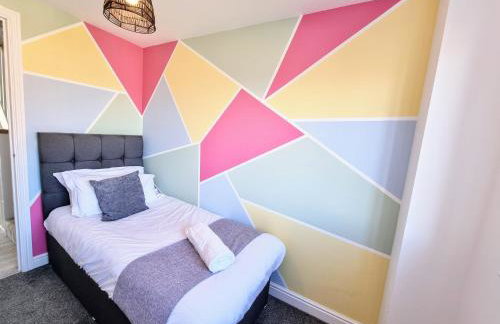 Spacious 4BR House Sleeps 8 with Free Parking, Contractor Friendly, Near Basildon Hospital & London Links - Foto 12