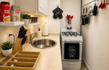 Flatiron Bright 1BR, Top Floor Walk-Up - Photo 7