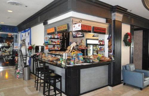 Oceanview on SAND located in Ocean Manor Resort Fort Lauderdale Beach 2 bed 2 bath spacious corner unit partial ocean view - Foto 33