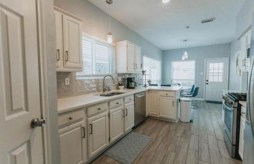 Beautiful Updated Home with Pool - Foto 17