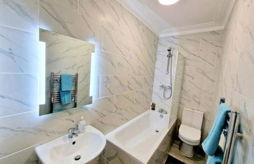 Charming Home with Private Balcony, on 1st floor, with 2 Bathrooms, 3 min walk to Earl's Court Station - Photo 5