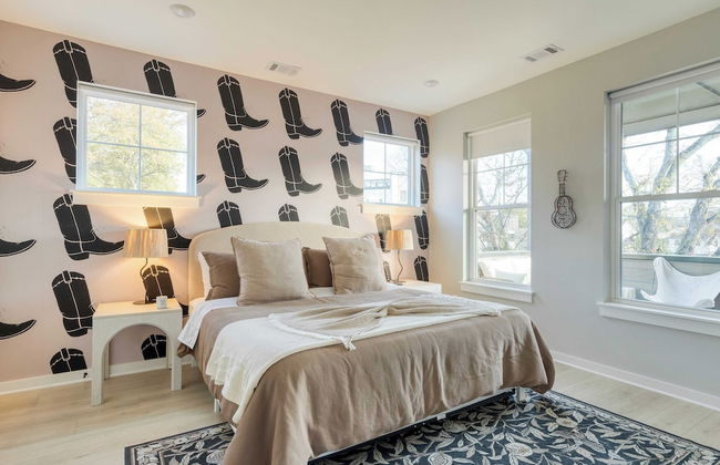 The Stage by Avantstay Chic 4bdr w/ Covered Balcony Modern + Newly Built - Photo 3