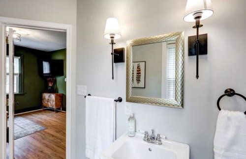 Cozy Dark & Moody Home New Reno 10 mins to Lanc - Foto 6