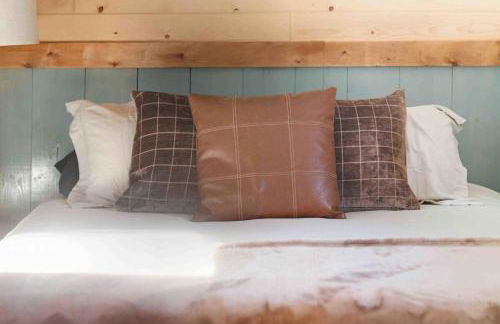 NEW! BEAR Necessities tiny home, outdoor theater! - Foto 16