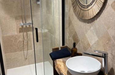 At Stéphanie and Damien's, Charming stone and pool - Foto 8