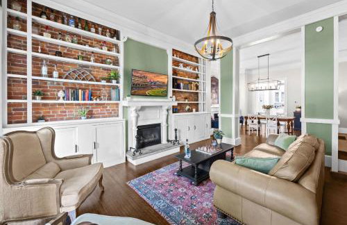 Elegant Manor w Private Yard & Modern Amenities - Foto 17