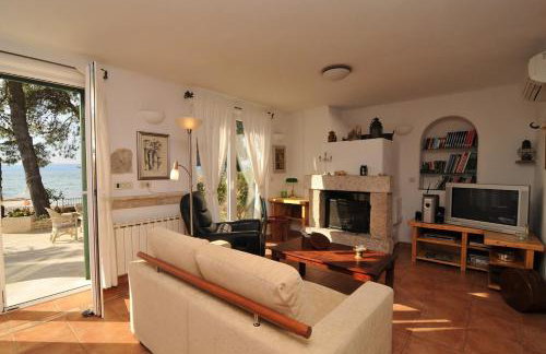 Deluxe Villa Sirena on the beach with Pool - Photo 19