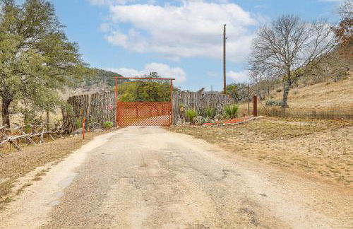 Fire Pit, Views Peaceful Texas Hill Country Cabin - Foto 25