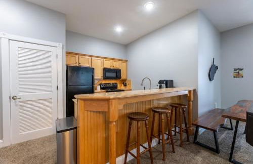 Snowshoe Village Ski-in - Ski-out Condo w Hot Tub - Foto 34