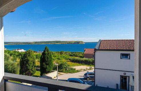 Stunning Apartment In Rtina - Photo 12