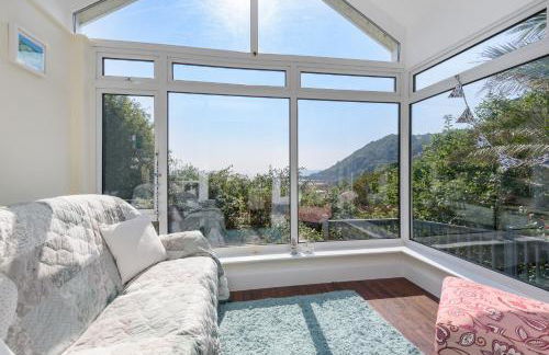 Beach Front House with Stunning Sea Views and Free Parking - Foto 29