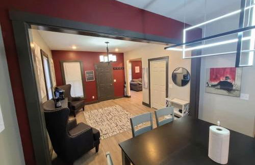 King Bed In Main Floor - Downtown Vacation Rental - Foto 26