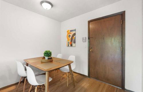 Workspace with Desk & Walkable to hospital & campus - Photo 2