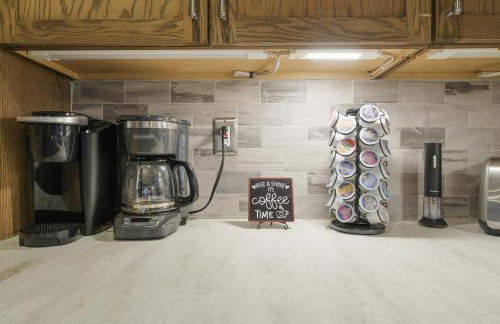 Luxurious Poconos Retreat - Hot Tub, Sauna, Games - Foto 10