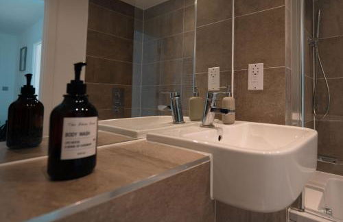 Modern 2 Bedroom with Superking Bed & Balcony views Near Wembley - Foto 23