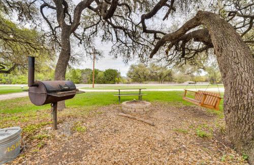 'Cabana Luna' Cabin w/ Deck, Swing & Fire Pit! - Foto 21