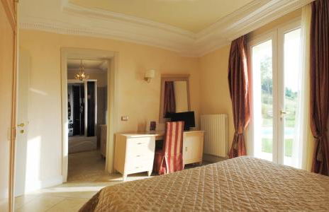 Comfortable villa lower level in Montelabbate with private pool - Photo 12