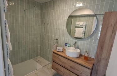 Elegant and comfortable 3 room, beach & transport within walking distance - Photo 14