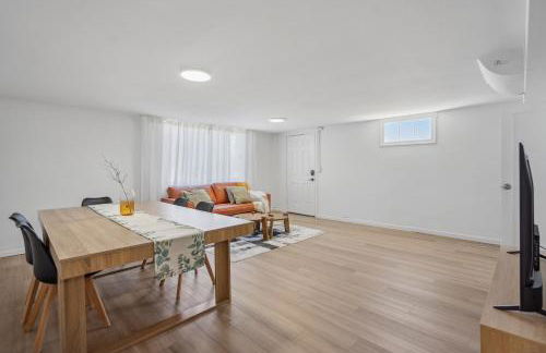 Spacious 5B2B home 5 min to airport with AC, Game Room, WiFi, Parking - Photo 13