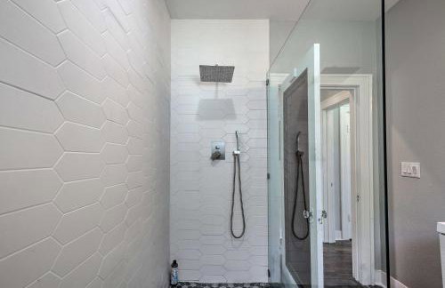 Historic Home with Yard Near St Marys Strip! - Foto 18