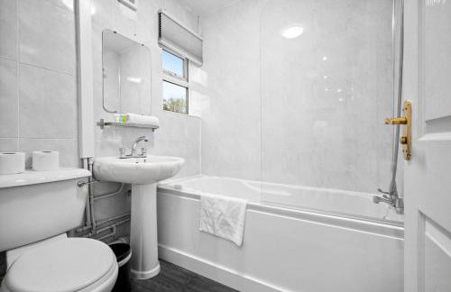 Stylish Three Bedroom House - Accommodates 7 - Parking - Garden - Recently Renovated 162S - Foto 8