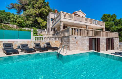 Villa Kadena - Luxury Seaside Villa with Private Heated Pool - Photo 32