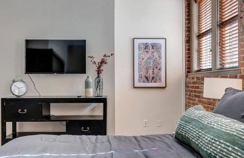 Modern, Insta-Worthy 2B Townhome in Walkable Springfield! - Photo 21