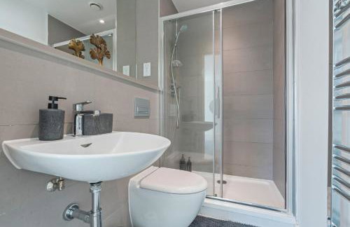 Luxury Penthouse Wembley Stadium Sleeps 10 and Parking - Foto 24