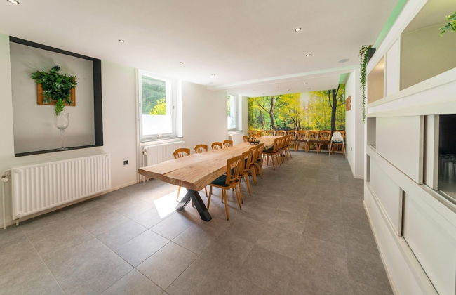 Mansion With Pool & Bar - Photo 29