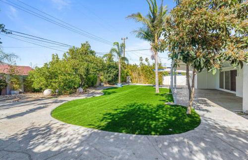 Modern 4 King Beds, Beautiful Large Backyard, Golf, WFH, Long Stays, WI-FI, FWY, 25 mins to Beach - Photo 49