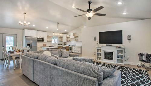 Cozy and Chic Abode about 11 Mi to Bloomington Lake - Foto 5