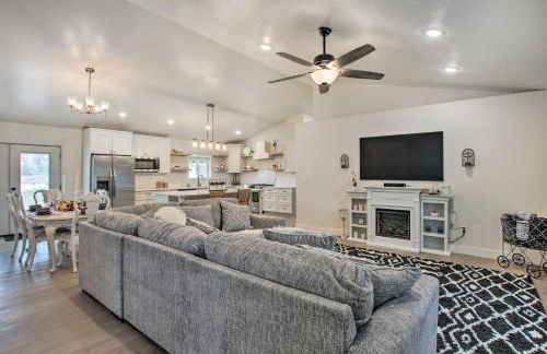 Cozy and Chic Abode about 11 Mi to Bloomington Lake - Foto 5