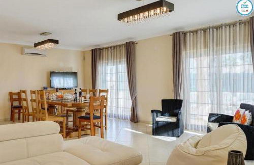 Villa Mikael - Free Wi-Fi - Aircon - Private Pool by bedzy - Foto 10