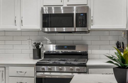 Cozy Riverfront Cabin with Fireplace & Deck - Foto 21