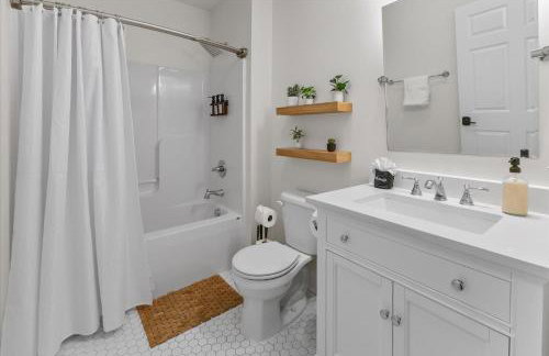 Steps away from Mass Ave Restaurants and Big Patio - Foto 19