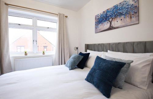 Westhoughton 3 Bedroom House - Free Parking - Photo 11