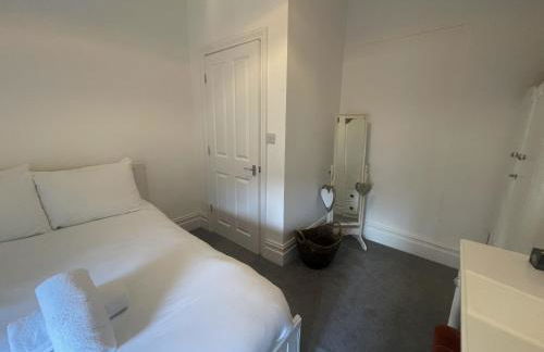 Restful Harbourside Apartment with Garden - Foto 18