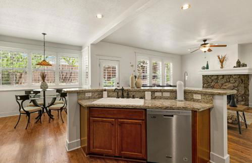 Ponderosa Escape Stunning Location Incredible Game Room Urban Trail System AC EV-charger - Photo 10