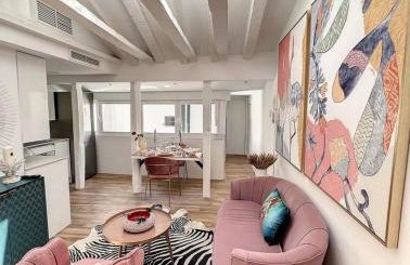 Chic Penthouse with Urban Charm & Rooftop - Foto 11