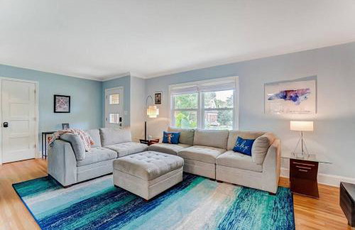 Poolside Bungalow with Fire Pit Fun and King Suite - Foto 10